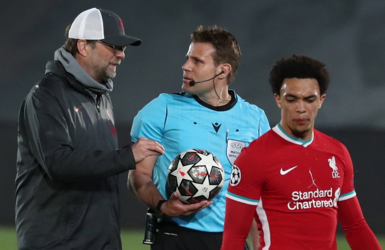 在 CS2 中选择的新年地图：Dust II、Mirage、Cobblestone和Nuke