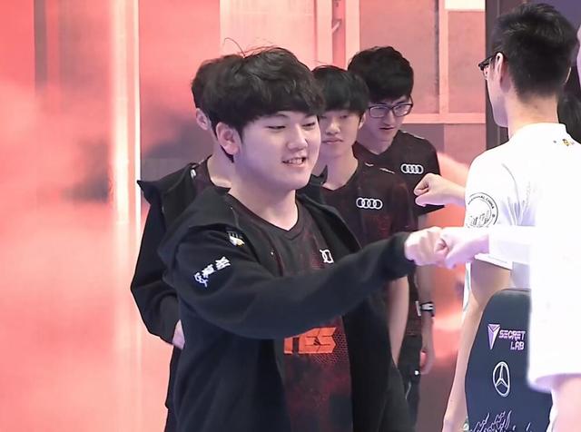 【战报】2025LPL春季赛WE 0-2 EDG，EDG成功锁定联赛前二