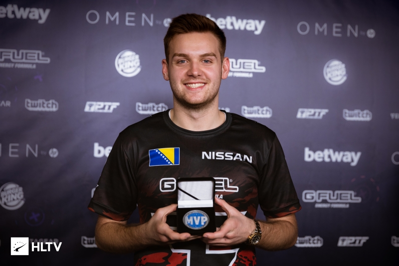 JW 嘲讽新的 Astralis 洗牌，提到 GODSENT 。